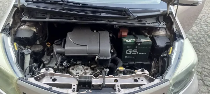 Toyota Yaris Compact 2011 Automatic – photo 5