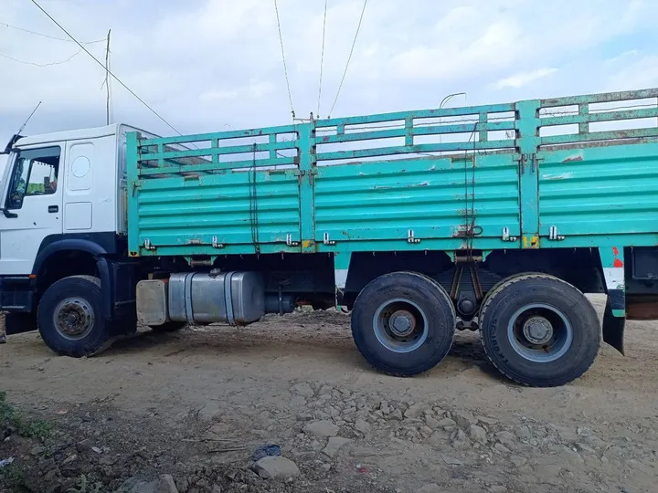 Sinotruk Howo Cargo Truck – photo 7