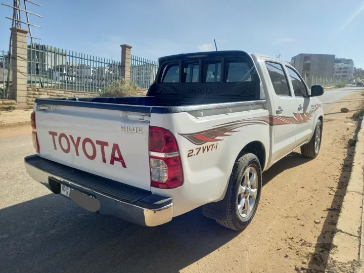 Toyota Hilux 2WD Petrol Pickup – photo 4