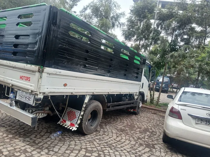 2017 Isuzu Cargo Truck – photo 7