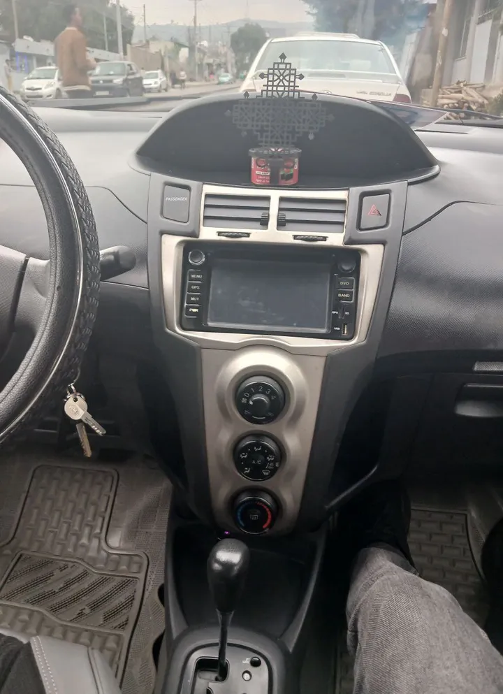 Toyota Yaris Compact 2010 – photo 5