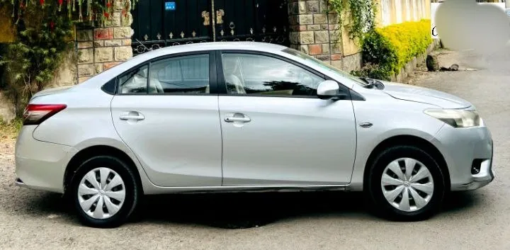 Toyota Yaris 2013 Sedan Automatic – photo 3