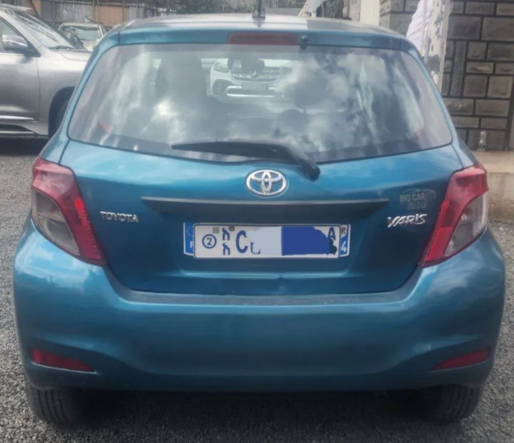 Toyota Yaris Compact 2012 – photo 3