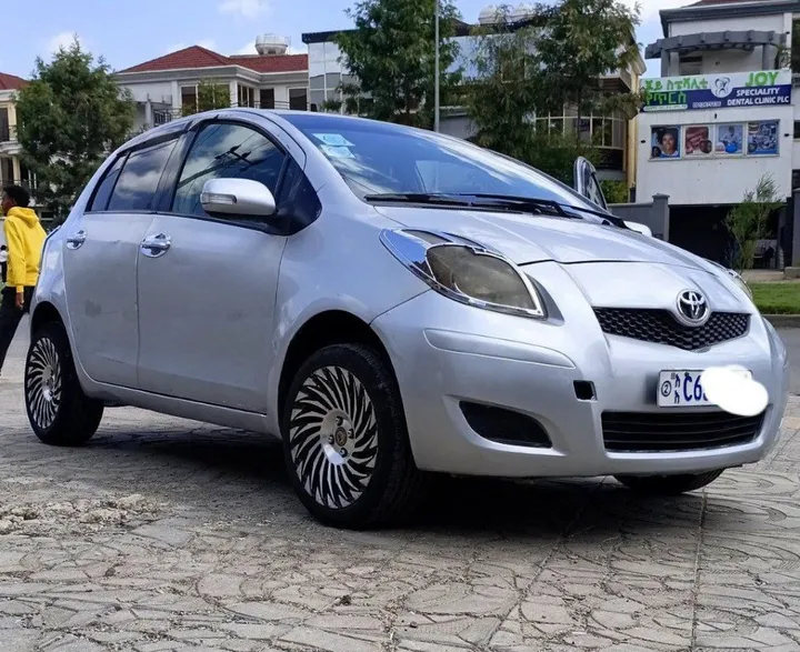 Toyota Yaris Compact 2009 – photo 3