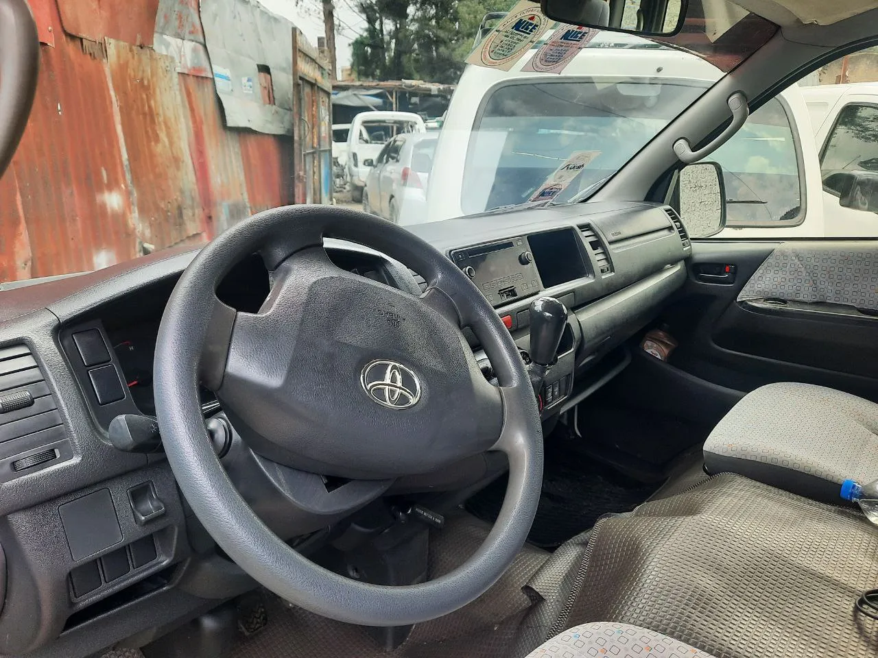 Toyota Hiace Highroof 2016 Manual – photo 4