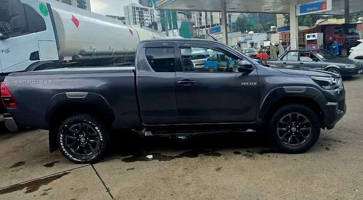 Toyota Hilux Invincible 2021 – photo 4