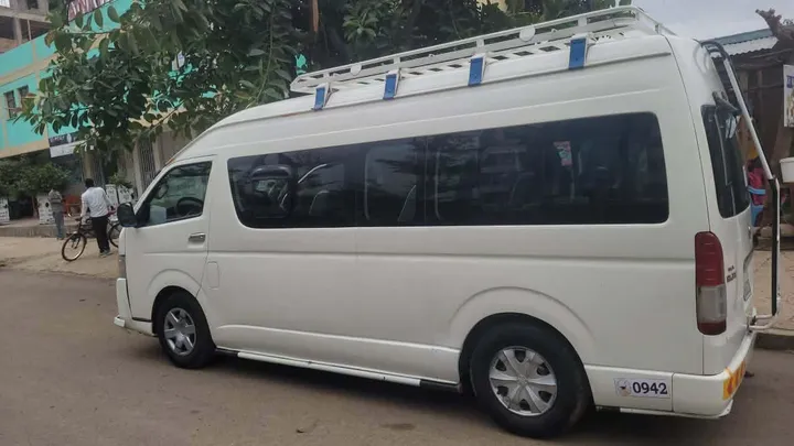 2016 Toyota Hiace Van – photo 4