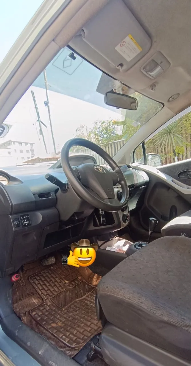 Toyota Yaris Compact 2010 Automatic – photo 3