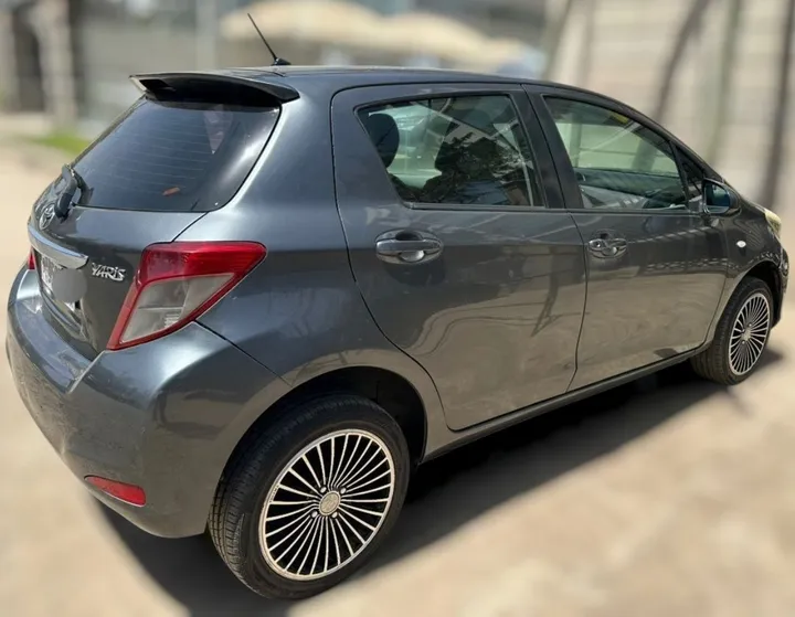 Toyota Yaris 4-Cylinder 2012 – photo 3