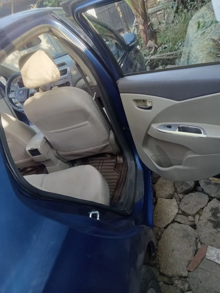 2017 Blue Toyota Sedan – photo 5