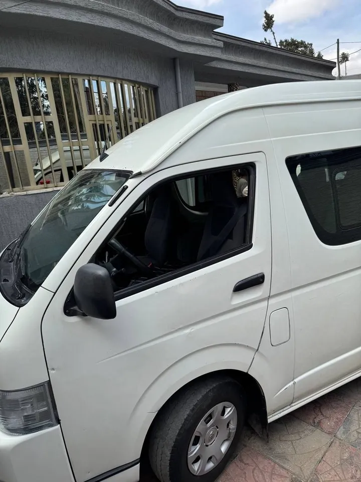 Toyota Hiace High Roof Van – photo 3